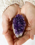 Amethyst in den Händen, mittel
