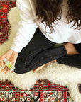 Sitzend mit Lichsein Bio Aromaspray in den Hand mit Amethyst Druse