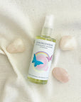 Bio Aromaspray GeborgenSein mit Rosenquarz mit Schmetterling und Regenbogen schweizer Produkt Edelsteine Rosenquarz
