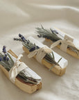 Drei Palo Santo Bündel mit Selenit und Lavendel nahaufnahme