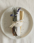 Palo Santo mit Selenit und Lavendel auf Räucherteller