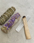 Zeder und weisser Salbei eignet sich hervorragend zum ausräuchern. Palo Santo, auch bekannt als "Heiliges Holz", ruft mit seinem holzigen Duft Frieden und Harmonie hervor. Das heilige Holz fördert Entspannung, schützt vor negativen Energien und reinigt den Raum. Selenit ist ein reinigender Edelstein.