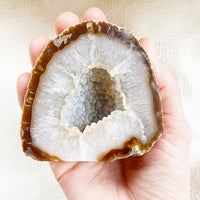 Achat Geode auch Glücksnuss Edelstein Kristall gross in der Hand Shop Hulda