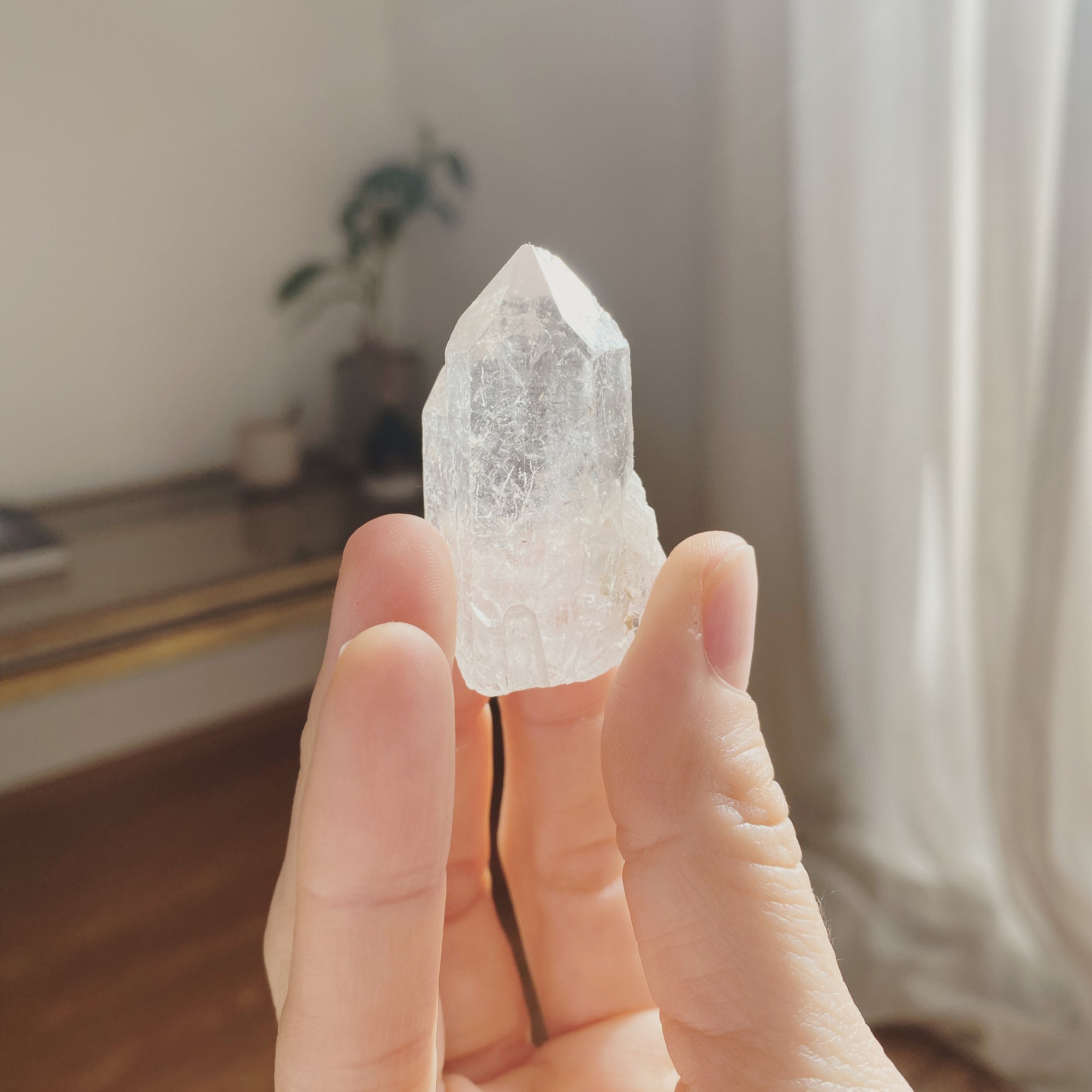 Bergkristall Edelstein für Klarheit in der Hand Shop Hulda 