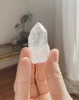 Bergkristall Edelstein für Klarheit in der Hand Shop Hulda 