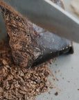 Keith's Ceremonial Grade Cacao wird nach traditioneller Methode zubereitet um die volle Potenz dieser Medizin zu gewährleisten. Die Erfahrung der Einheimischen mit dem "perfekten Röstgrad" über Holzöfen reicht viele Generationen zurück und bringt komplexe Kakaoaromen hervor. 