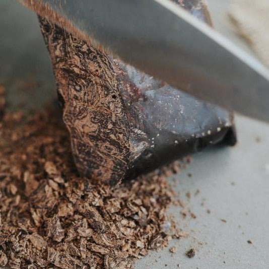 Keith&#39;s Ceremonial Grade Cacao wird nach traditioneller Methode zubereitet um die volle Potenz dieser Medizin zu gewährleisten. Die Erfahrung der Einheimischen mit dem &quot;perfekten Röstgrad&quot; über Holzöfen reicht viele Generationen zurück und bringt komplexe Kakaoaromen hervor. 