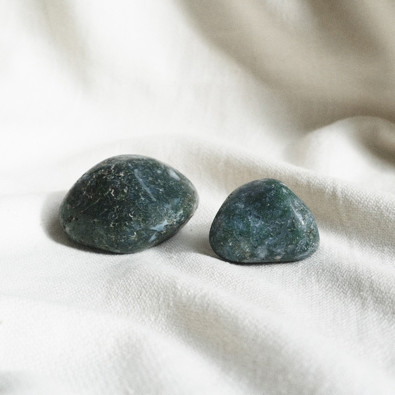 zwei Moosachate Edelsteine klein und gross