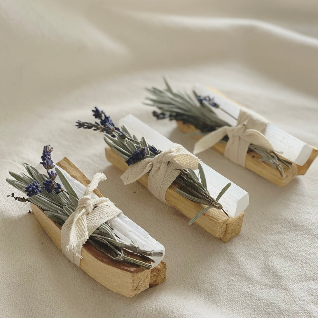 Drei Palo Santo Bündel mit Selenit und Lavendel nahaufnahme