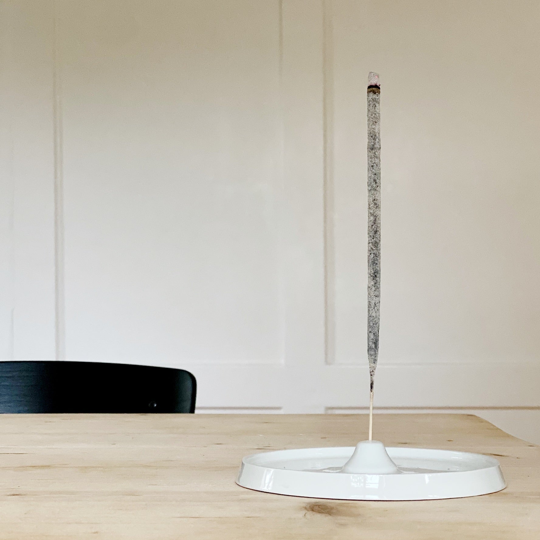 Räucherstäbchenhalter mit weissem Copal Räucherstäbchen auf einem Holztisch